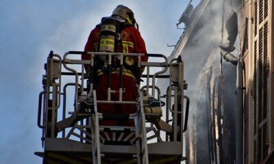Sous un nuage de poussière, un immeuble vide s'effondre à Marseille