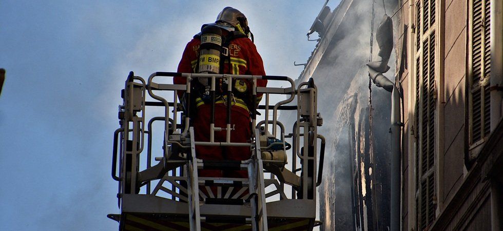 Sous un nuage de poussière, un immeuble vide s'effondre à Marseille