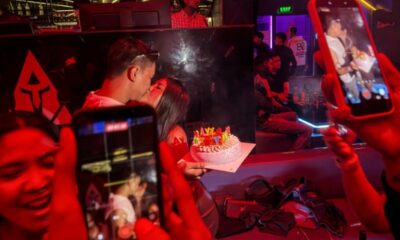 Rangoun la nuit tombe les jeunes dansent mais la peur reste