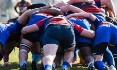Les rugbymen improvisent ascenseurs humains pour des seniors