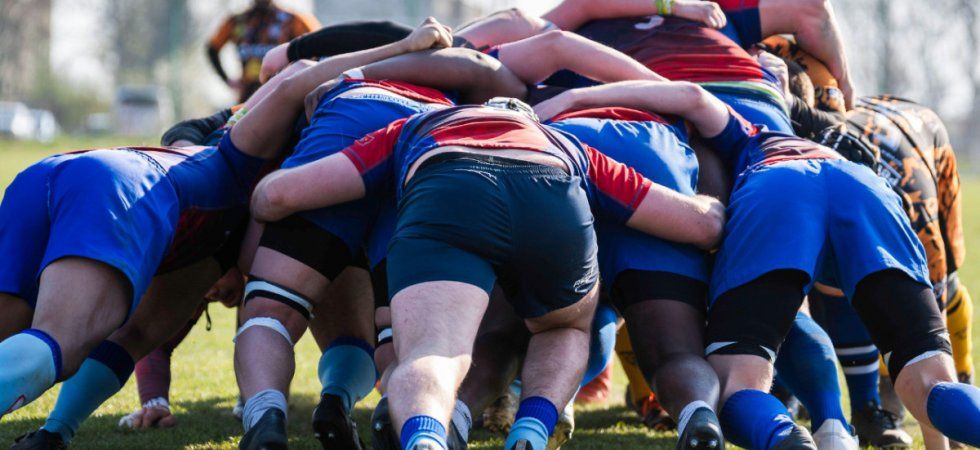 Les rugbymen improvisent ascenseurs humains pour des seniors