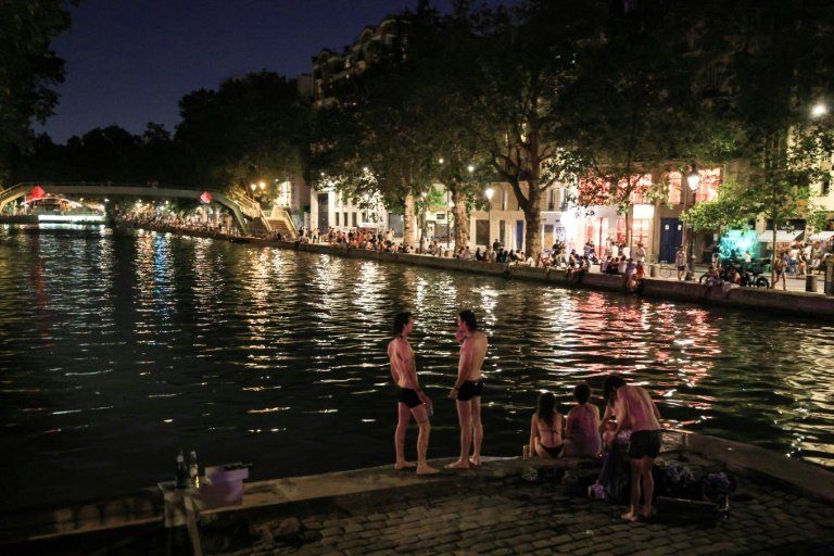 Paris en surchauffe les astuces désespérées des habitants pour un peu d’air