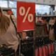 Les soldes d'été suffoquent sous la canicule