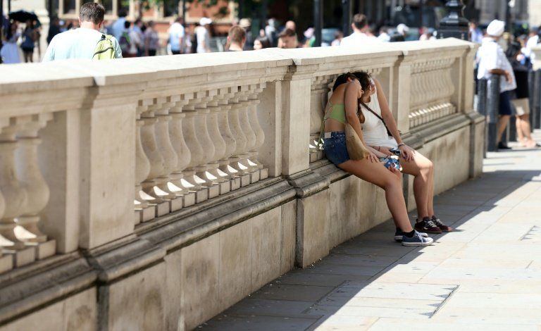 L'Europe étouffe sous 40°C, la clim fait débat