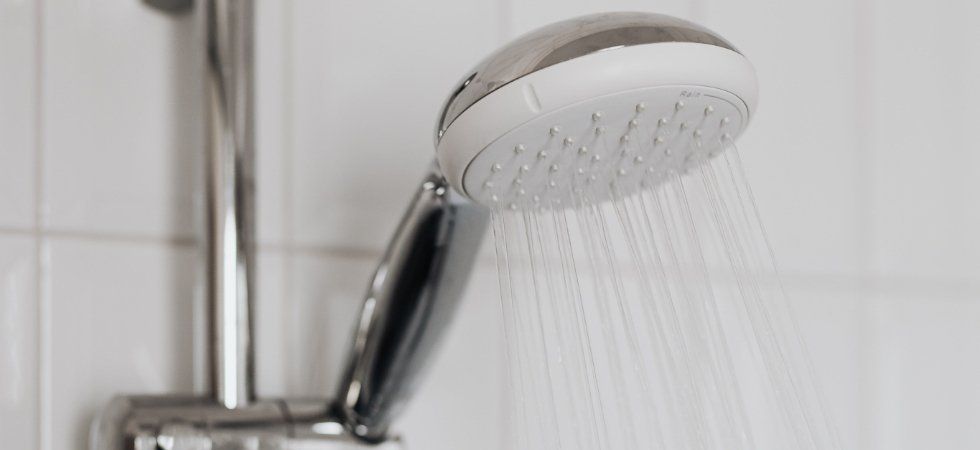 La douche glacée sous la canicule, un réflexe à oublier