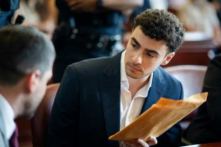 Le suspect du meurtre du géant de l'assurance santé joue la carte psychiatrique