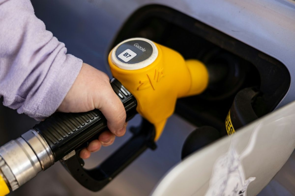 Le gazole et l essence repassent sous les 1,90 euro le litre une première depuis des mois