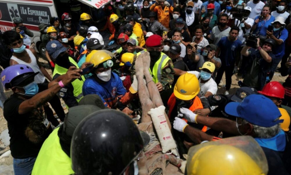Au Venezuela, les habitants fouillent les décombres à mains nues après le double séisme