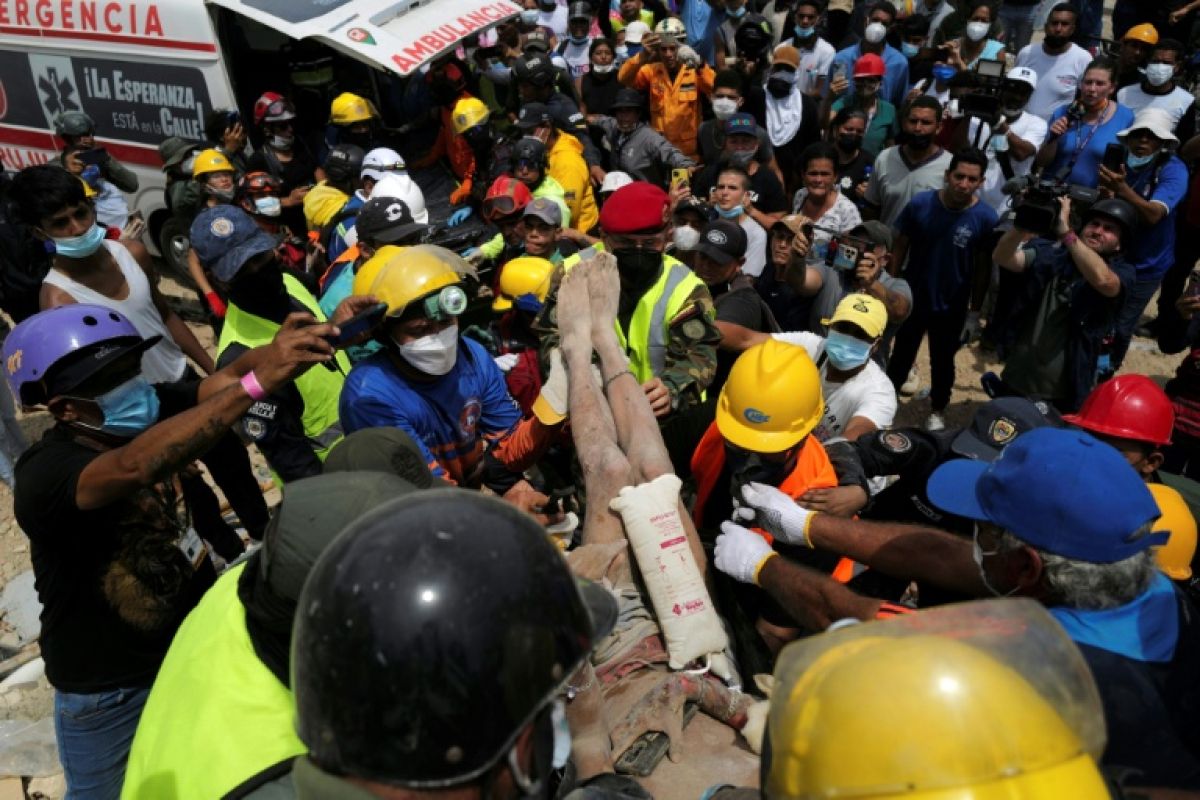 Au Venezuela, les habitants fouillent les décombres à mains nues après le double séisme
