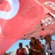 Un banquier de gauche débarque pour sauver trois usines de papier, la CGT attend le geste de l'État