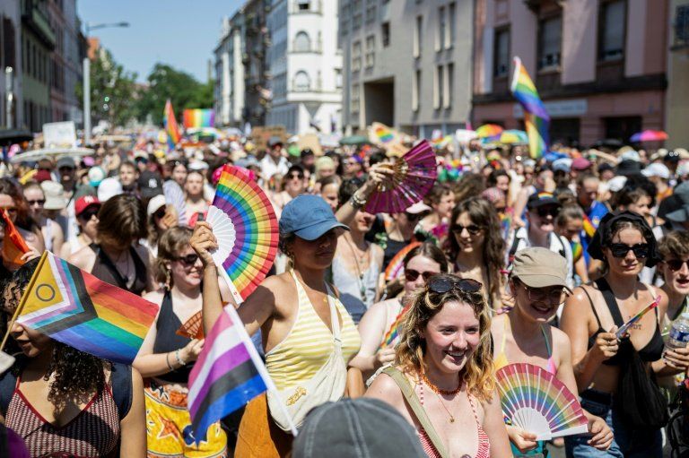 Sous 40°C, 6 000 personnes défilent pour leurs droits à Strasbourg