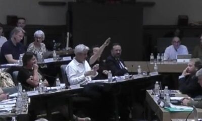 Un bras levé en plein conseil municipal provoque une tempête politique à Perpignan
