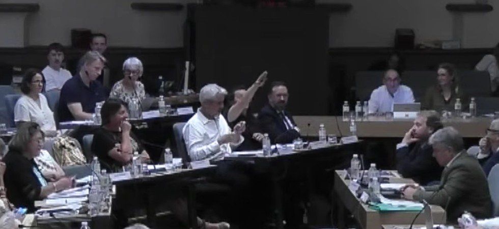 Un bras levé en plein conseil municipal provoque une tempête politique à Perpignan