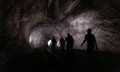 La caverne géante de JR sur le Pont-Neuf dévoile enfin ses entrailles au public