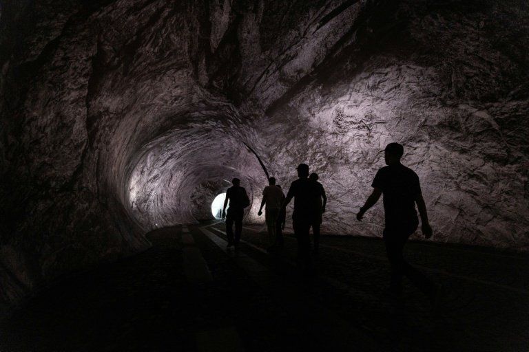 La caverne géante de JR sur le Pont-Neuf dévoile enfin ses entrailles au public