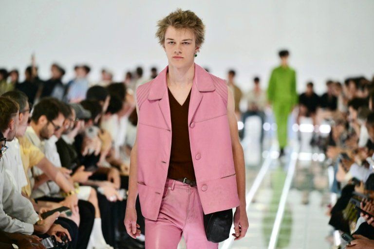 Prada réduit la garde-robe à l'essentiel pour 2027