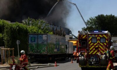 Un brasier géant engloutit un entrepôt en banlieue parisienne, 150 pompiers sur le pont
