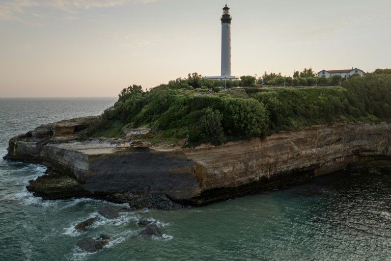 Un pan de falaise engloutit un couple à Biarritz, les secours renoncent à retrouver le disparu