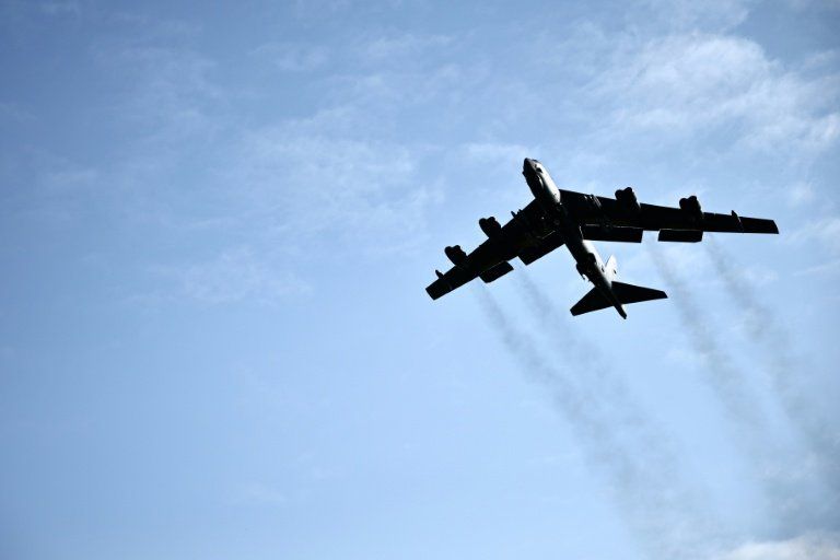 Un B-52 s'écrase en Californie juste après le décollage, huit morts