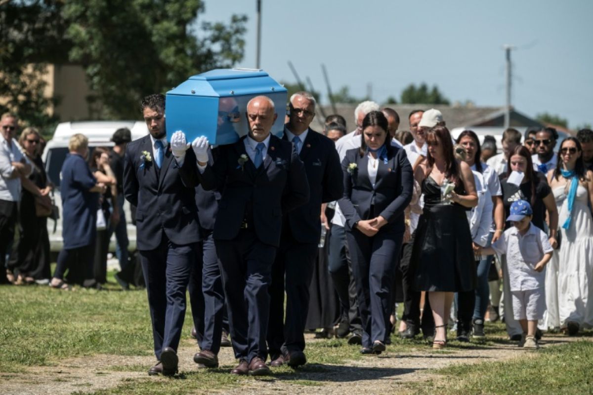 Fleurance pleure Lyhanna, 11 ans, une foule immense pour ses adieux