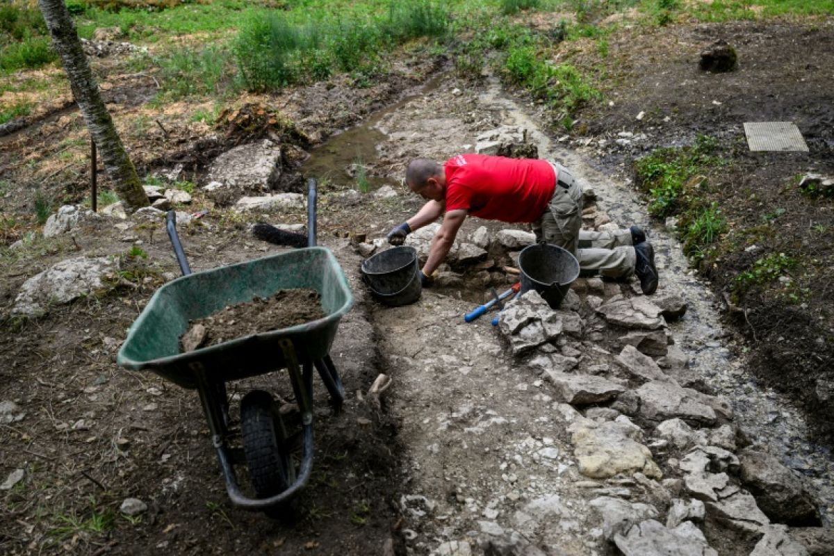 Sous les tables de pique-nique, un temple antique refait surface