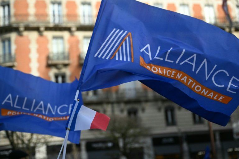 Des milliers de policiers défilent à Paris pour une revalorisation qui divise
