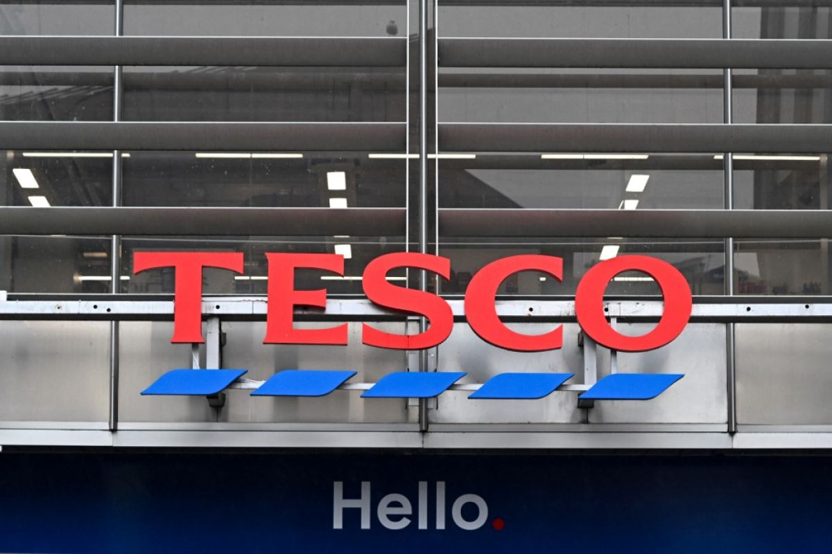 Tesco encaisse une hausse de ses ventes, mais le Moyen-Orient plombe les espoirs