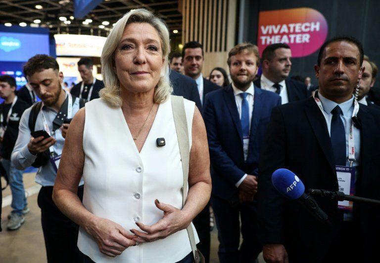 Le Pen et Mélenchon face aux robots : la présidentielle se joue aussi dans les allées de VivaTech