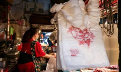 En Asie, la flambée du plastique asphyxie les petits commerçants