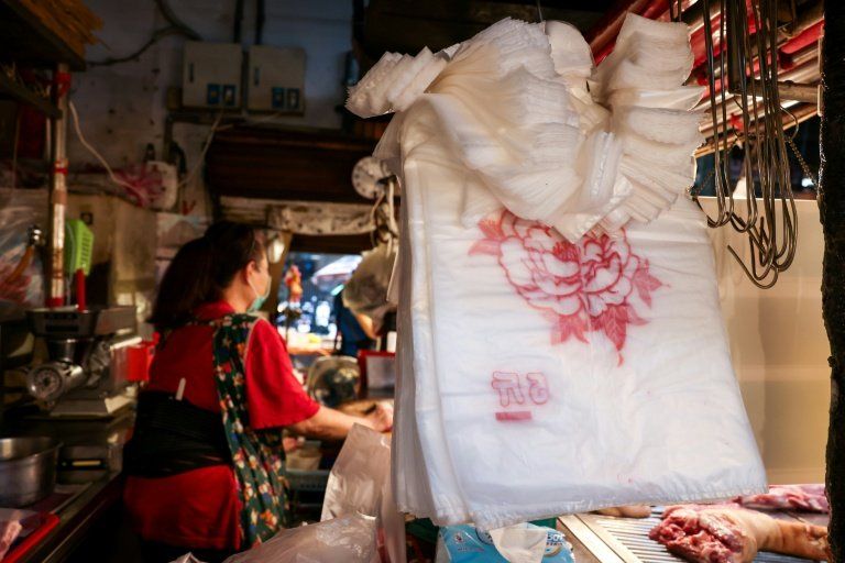 En Asie, la flambée du plastique asphyxie les petits commerçants