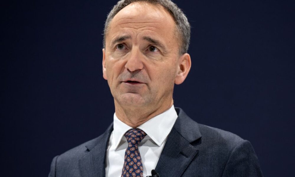 Un proche de Siemens devient conseiller IA à Bruxelles, des eurodéputés tirent la sonnette d’alarme