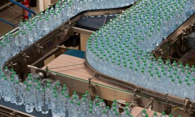 Volvic condamnée pour avoir fait croire à des bouteilles neutres en carbone et 100% recyclables