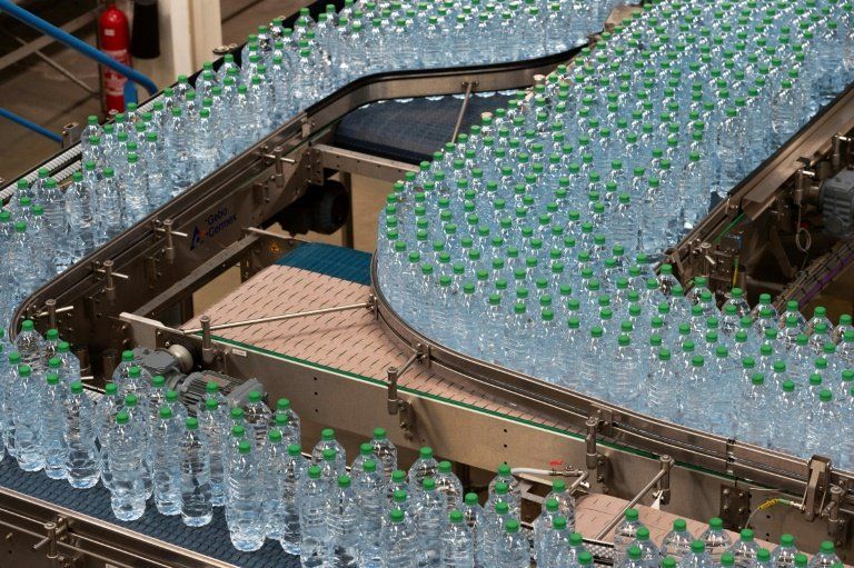Volvic condamnée pour avoir fait croire à des bouteilles neutres en carbone et 100% recyclables