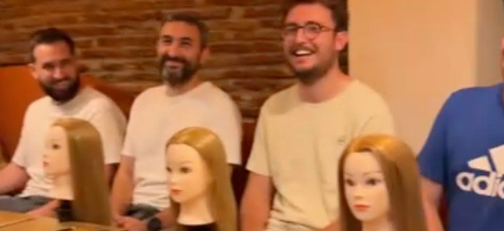 Des papas apprennent à coiffer leurs filles autour d'une bière à Toulouse
