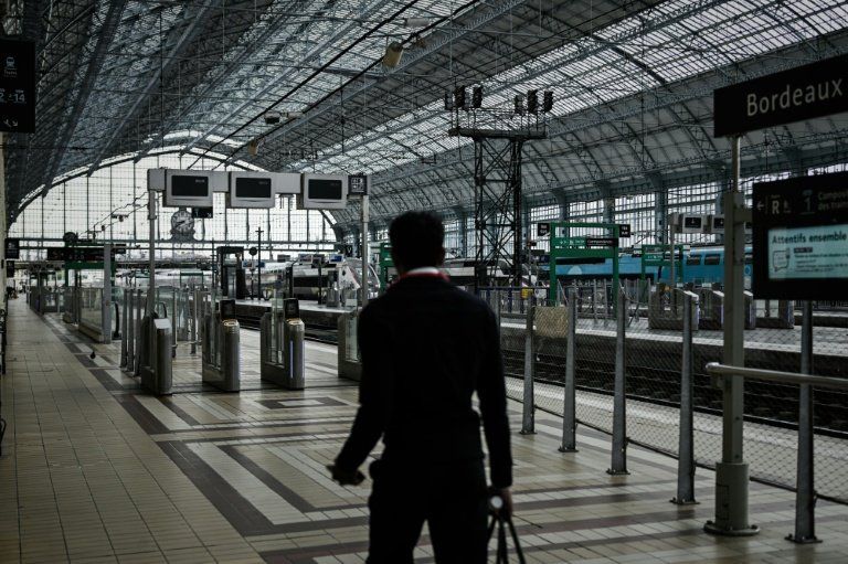 Quand les trains s'arrêtent, la SNCF choisit le silence