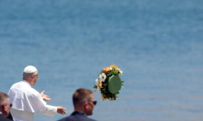 Un bouquet de fleurs pour les morts de l'Atlantique