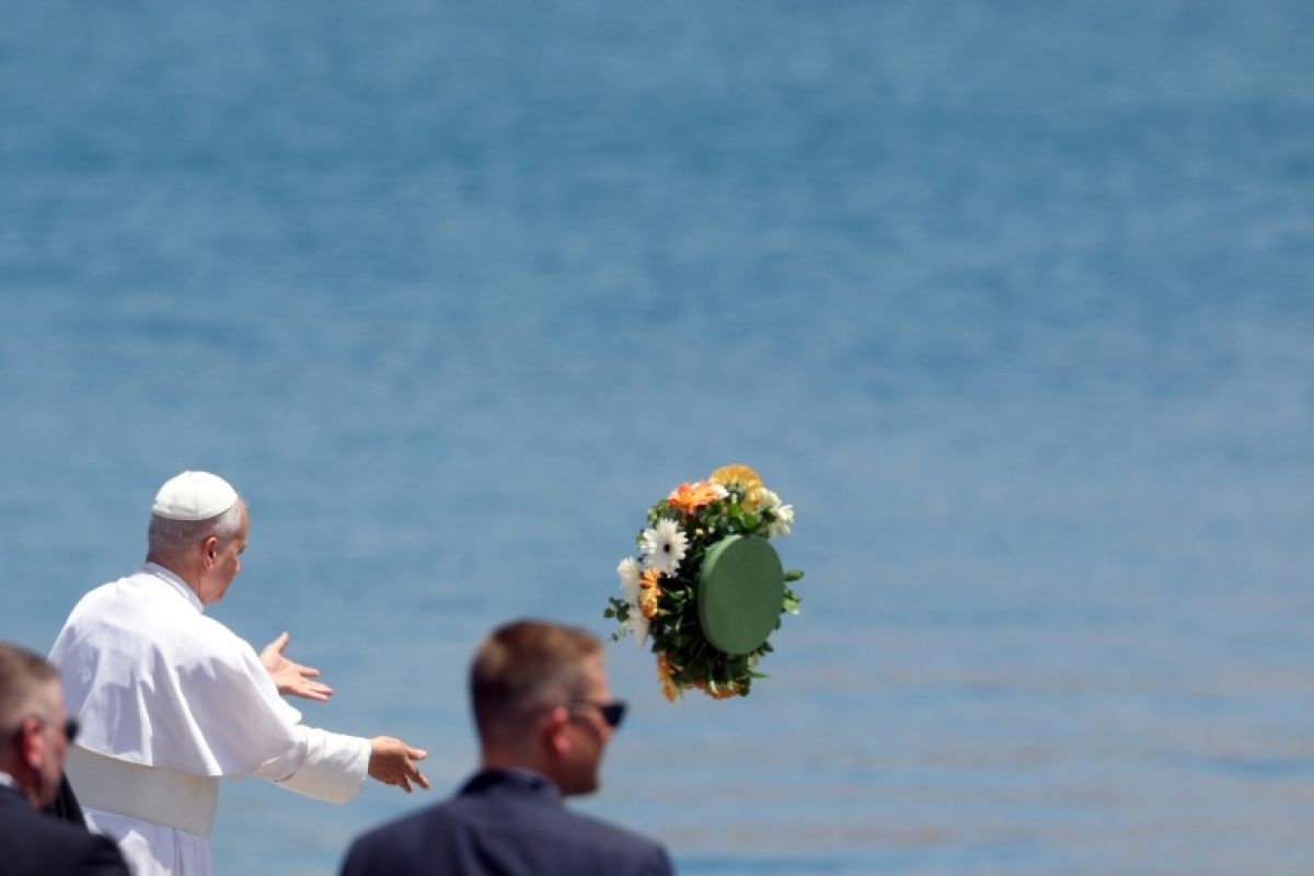 Un bouquet de fleurs pour les morts de l'Atlantique