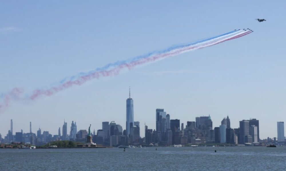 Les huit Alpha Jet de la Patrouille de France ont dessiné le drapeau tricolore dans le ciel new-yorkais