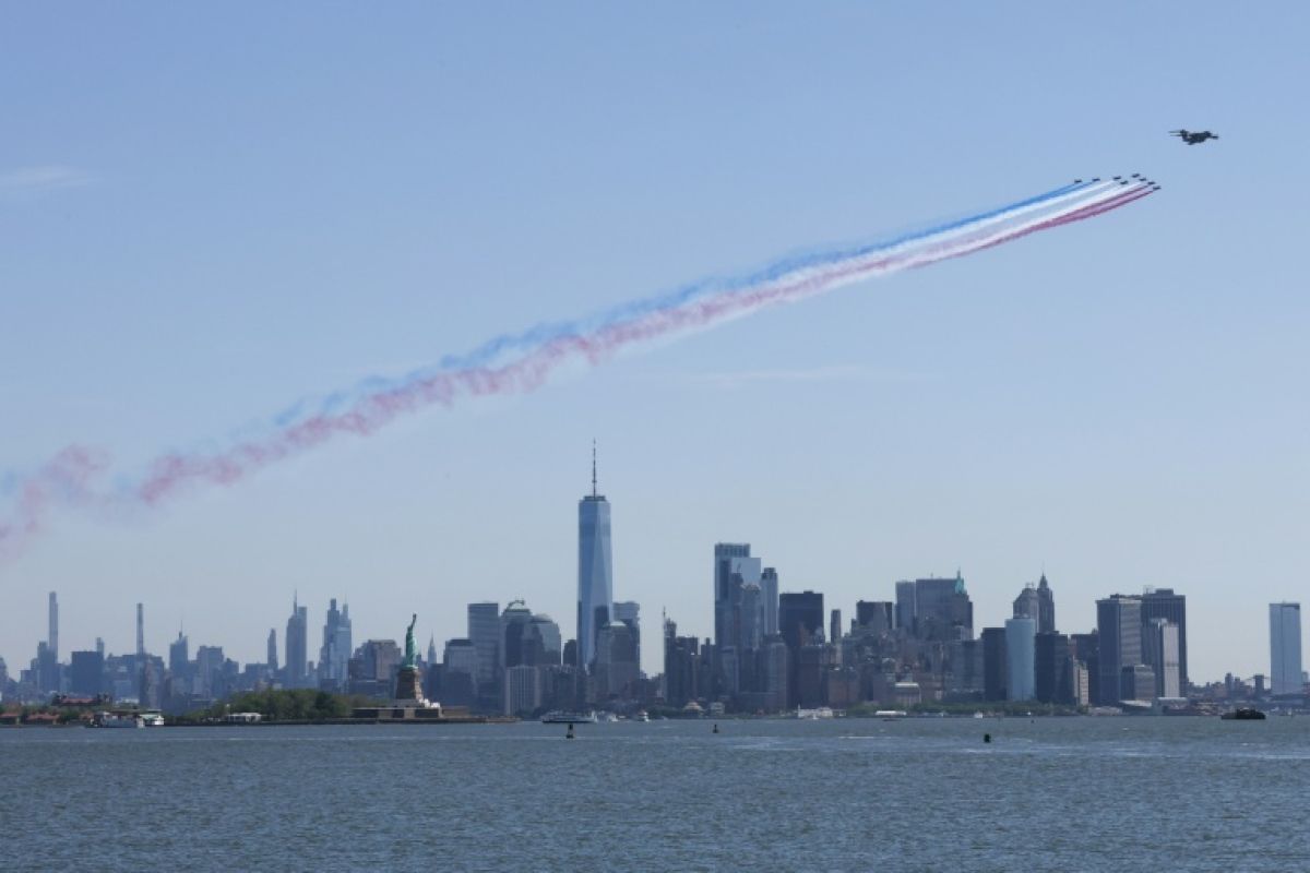 Les huit Alpha Jet de la Patrouille de France ont dessiné le drapeau tricolore dans le ciel new-yorkais
