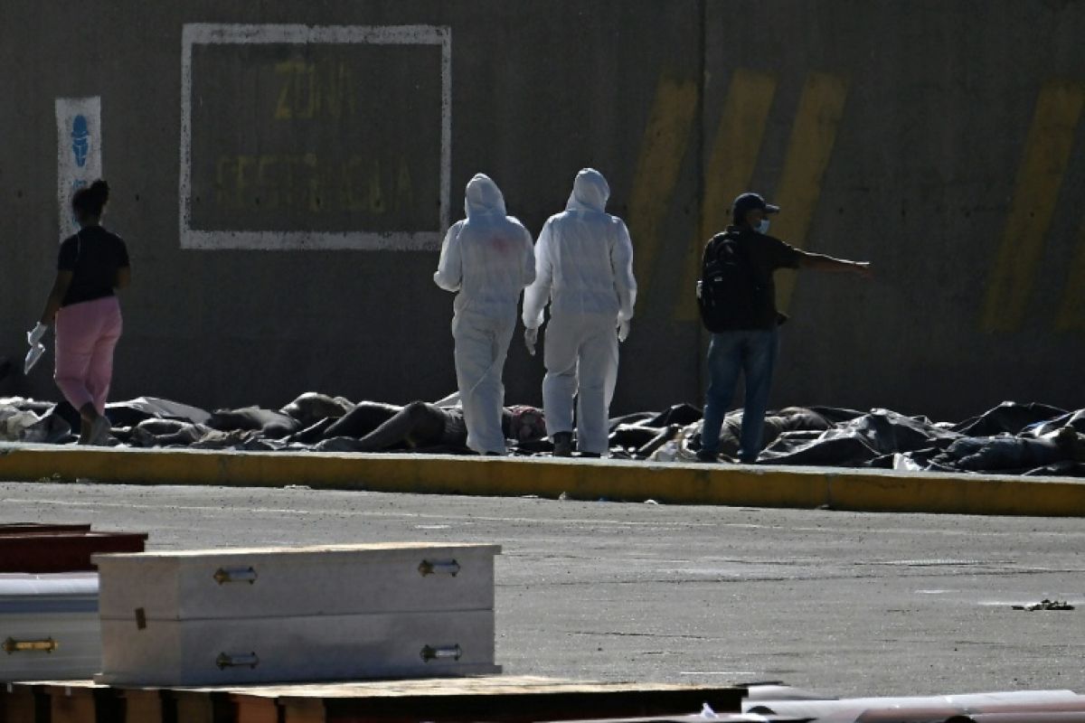 Au port de La Guaira, des familles cherchent leurs morts parmi les décombres