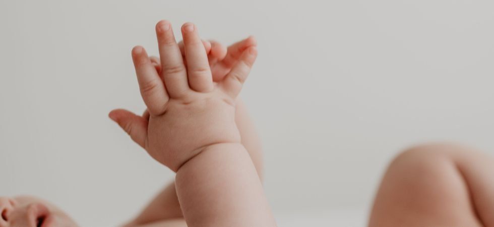 Les images de surveillance qui ont conduit une nounou en prison pour avoir secoué un bébé