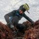 Elle a 72 ans et défie les vagues pour sauver un savoir ancestral