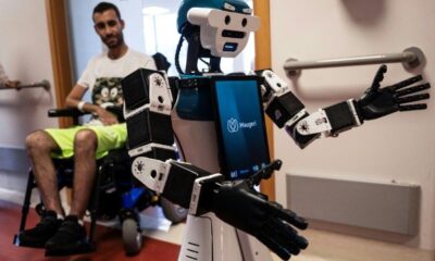 Ce robot à sourcils et mains expressifs fait le tour des patients dans un hôpital italien