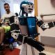 Ce robot à sourcils et mains expressifs fait le tour des patients dans un hôpital italien