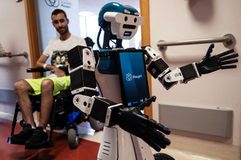 Ce robot à sourcils et mains expressifs fait le tour des patients dans un hôpital italien