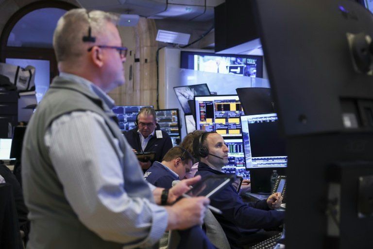 Wall Street tiraillé entre record et incertitudes