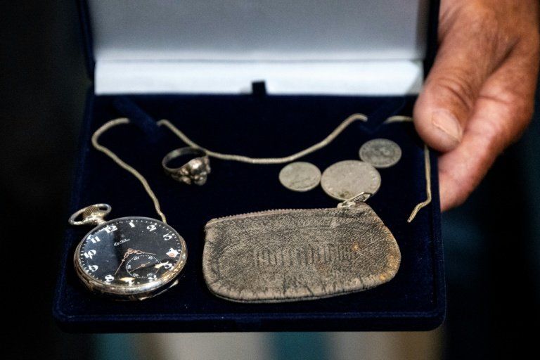 81 ans après, des familles grecques retrouvent les objets volés à leurs proches dans les camps nazis
