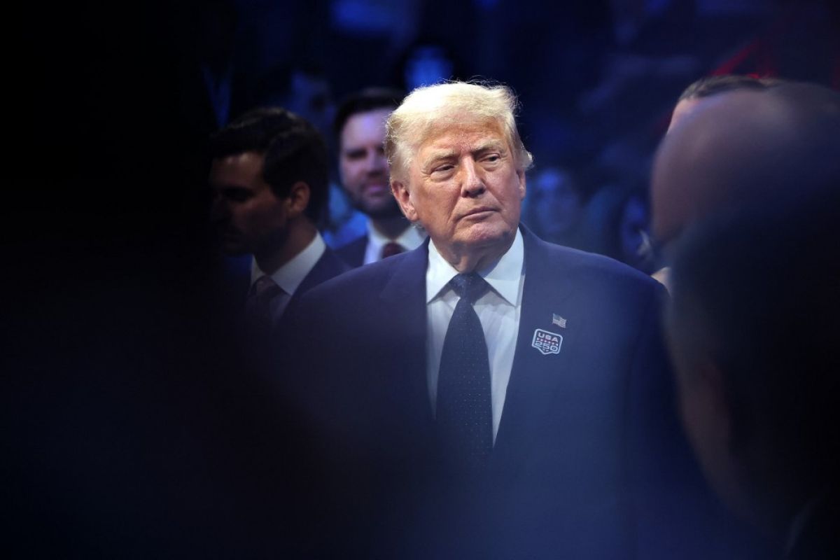 Donald Trump met la pression sur Emmanuel Macron à propos d'une taxe