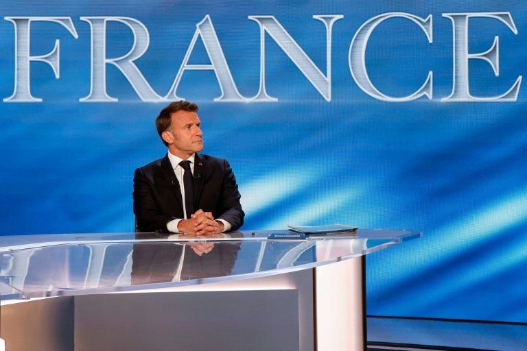 Macron face aux caméras depuis le G7 un exercice sous haute tension