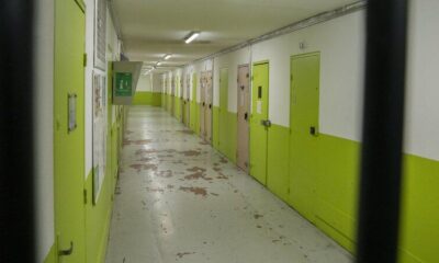 Une voiture enflamme l'entrée de la prison de Nanterre